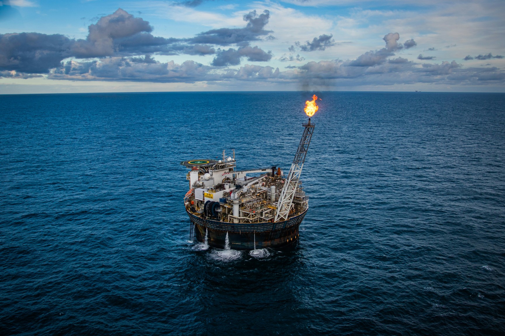 Home offshore oil drilling (1729 x 1152)